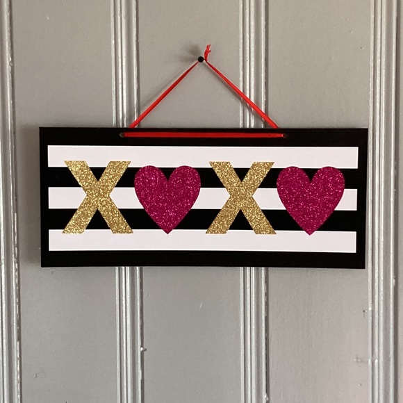 NWT Gorgeous Glittered X💗X💗 White & Black Striped Wooden Decoration Sign - Picture 1 of 13